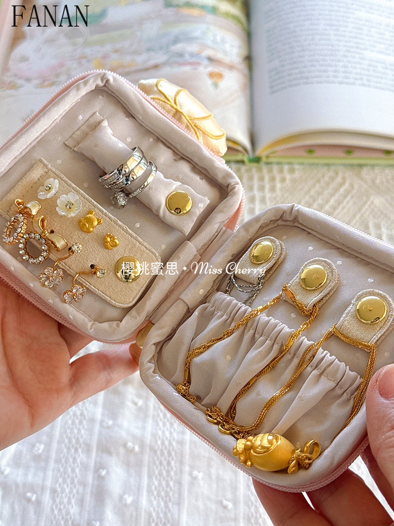 حقيبة مجوهرات صغيرة أنيقة على  - مراجعة Travel Accessories Girly وسعره